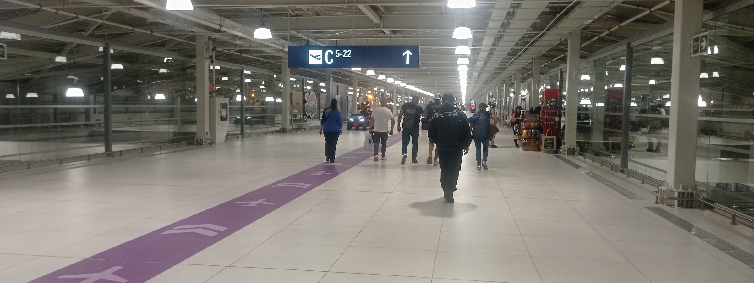 Pasillo del nuevo terminal del Aeropuerto Internacional Jorge Chávez, en el Callao; el Ramal de la Línea 4 que lo conectará con el metro sigue en obras